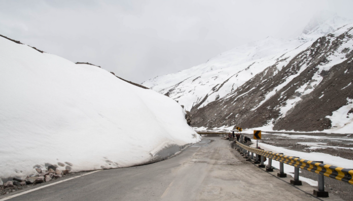 168 Roads in Himachal Pradesh are Closed Due to Heavy Snow and Rains